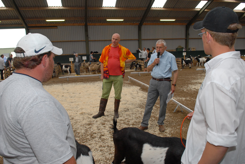 Geitenkeuring in Manege De Delft, van Geitenfokvereniging Assendelft e.o.